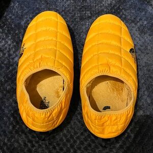 The North Face Men’s Size 13 Orange Black Puffer Slipper Indoor Outdoor